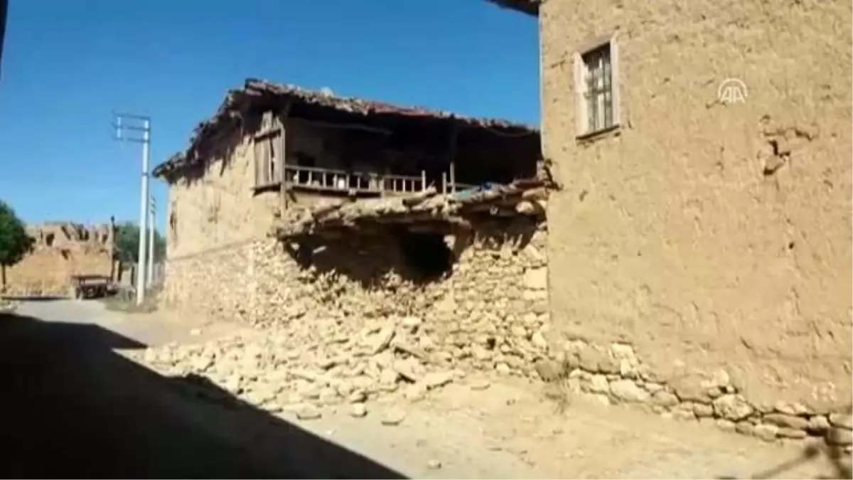 Dazkırı'nın Kızılören Köyü'ndeki evler hasar gördü