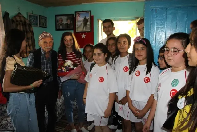 'Değerli Zamanlar' projesinin öğrencilerinden anlamlı ziyaret 'Değerli Zamanlar' projesinin öğrencilerinden anlamlı ziyaret
