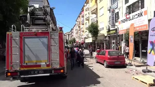 Depremde aracın üstüne baca düştü Depremde aracın üstüne baca düştü