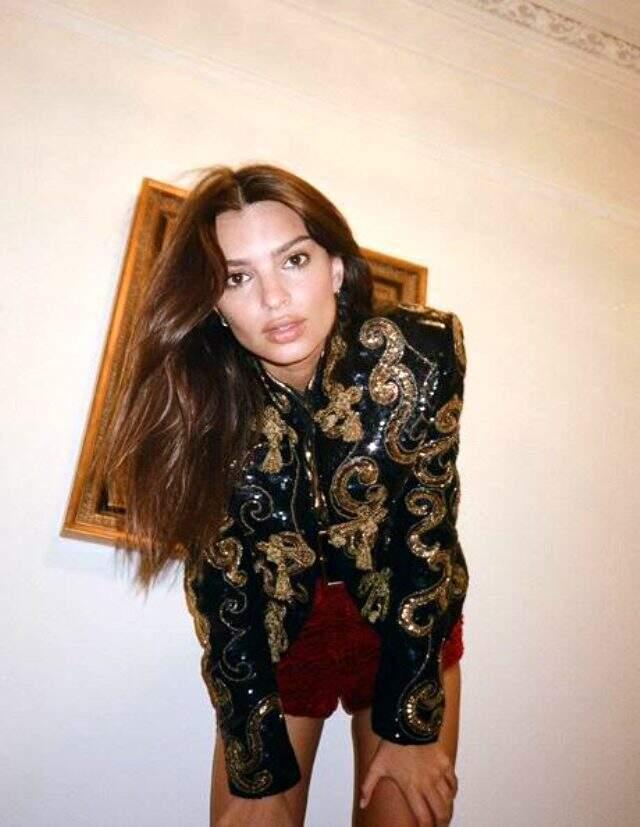 Emily Ratajkowski, yayınladığı koltuk altı fotoğrafıyla tepki çekti