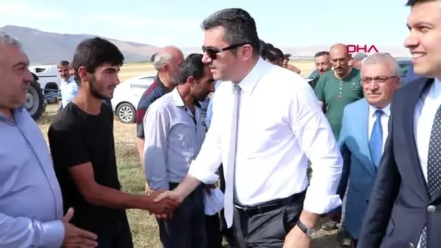 ERZURUM VALİ BİÇTİ, KÖYLÜLER ALKIŞLADI ERZURUM VALİ BİÇTİ, KÖYLÜLER ALKIŞLADI