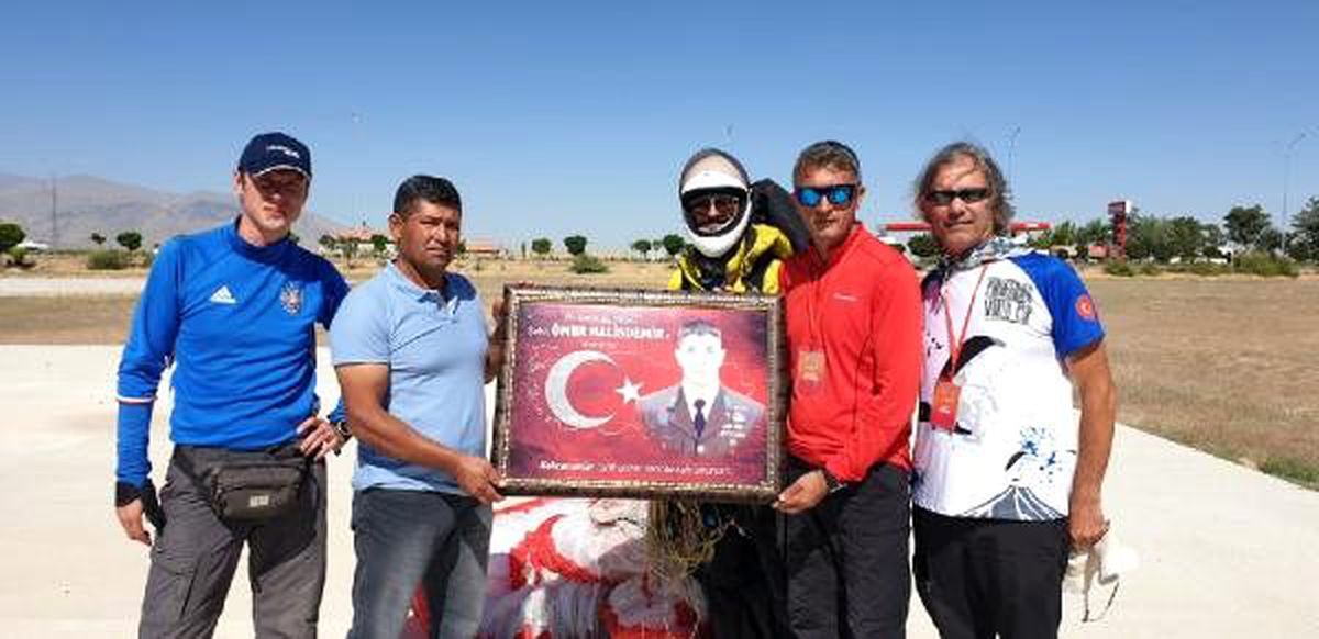 Hasan Dağı'ndan uçup, Halisdemir'in kabrini ziyaret ettiler