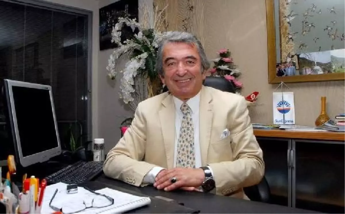 İş adamı, arkadaşının cenazesinde yorgun mermiyle yaralandı