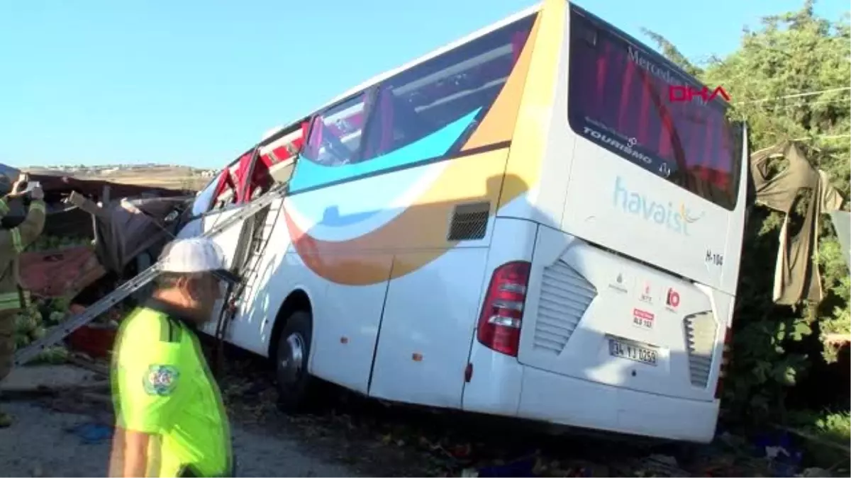 İSTANBUL- HAVAİST OTOBÜSÜ DEVRİLDİ: 1 ÖLÜ,7 YARALI