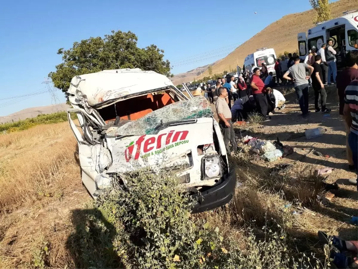 Kayseri'de 18 kişinin yaralandığı feci kaza kamerada