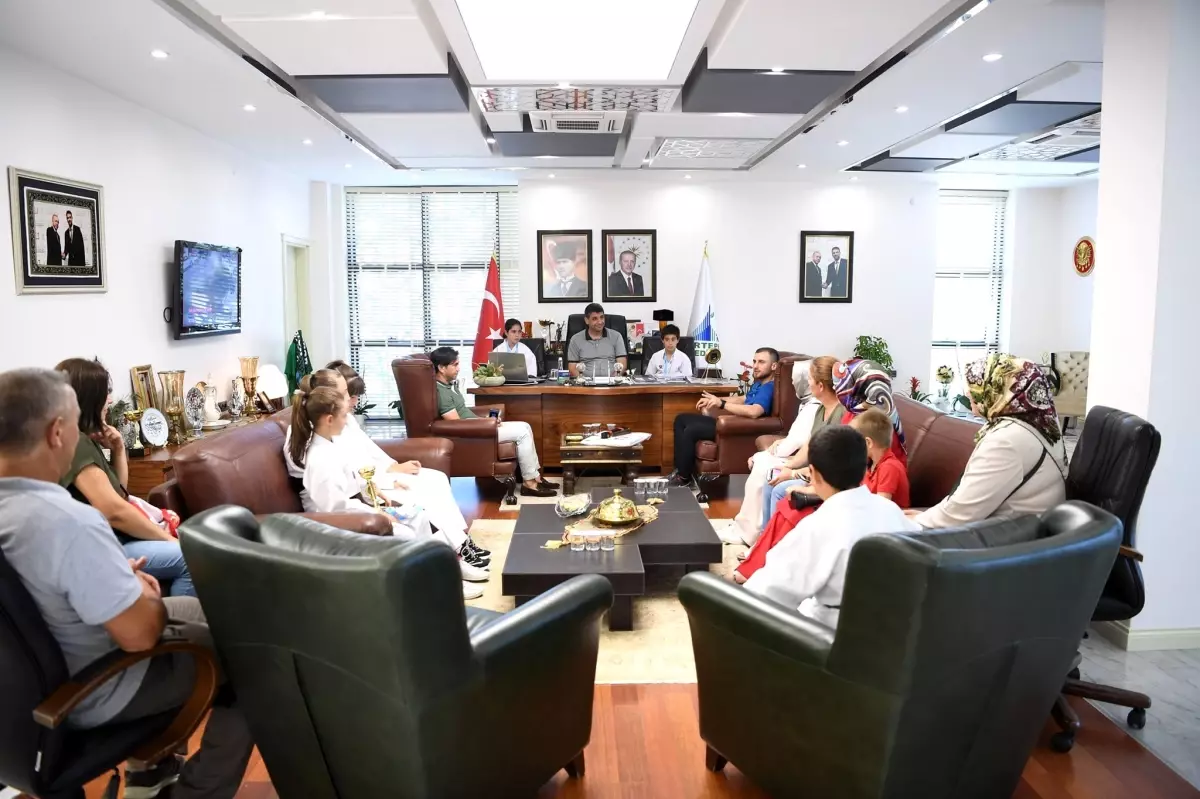 Kocaman minik karatecileri misafir etti