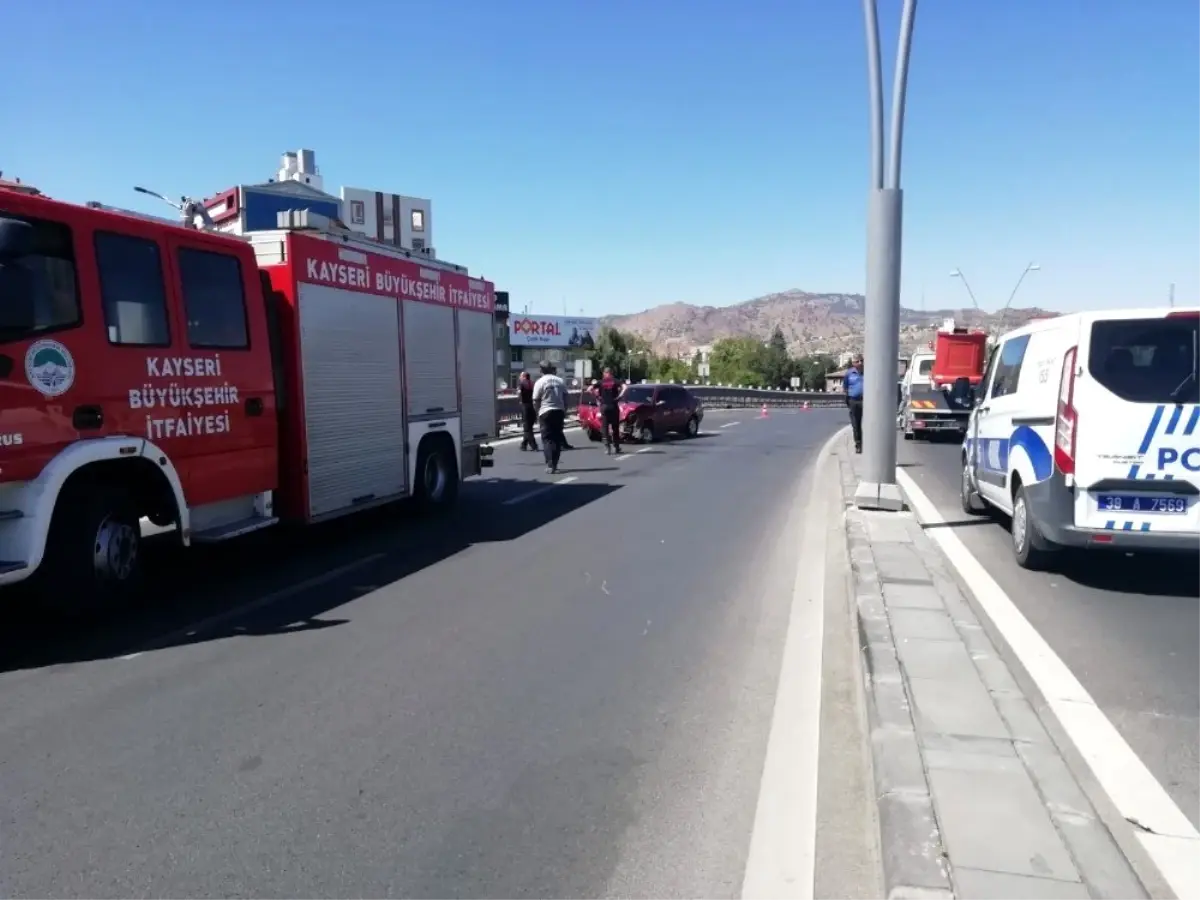 Kontrolden çıkan otomobil aydınlatma direğine çarparak durabildi