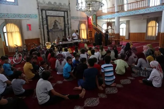 Kur'an kursunu bitirdiler hediyeleri kaptılar Kur'an kursunu bitirdiler hediyeleri kaptılar