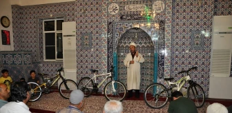 Kuran kursundaki çocuklara tablet ve bisiklet hediyesi