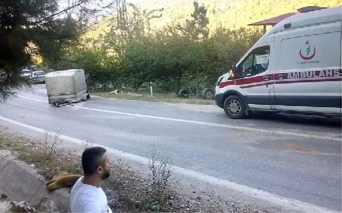 Minibüse takılı römorkun çarptığı çift öldü
