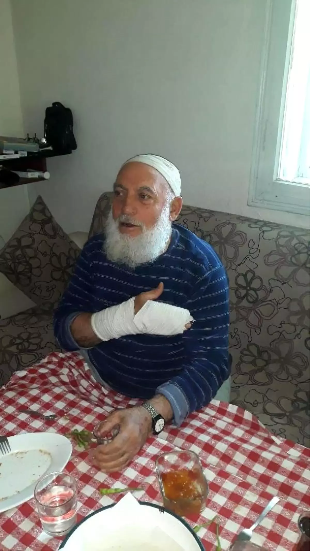 Pazarlık ederken müşterisinin parmaklarını kırdı
