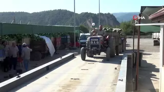 Sanayicilerden örnek davranış... Çiftçinin elinde kalan ürünleri satın alıp işçilerine dağıttılar Sanayicilerden örnek davranış... Çiftçinin elinde kalan ürünleri satın alıp işçilerine dağıttılar