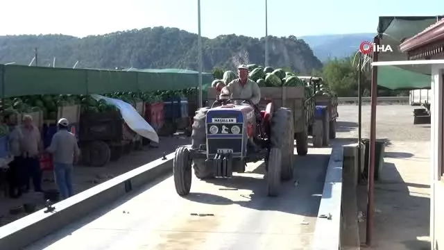 Sanayicilerden örnek davranış... Çiftçinin elinde kalan ürünleri satın alıp işçilerine dağıttılar Sanayicilerden örnek davranış... Çiftçinin elinde kalan ürünleri satın alıp işçilerine dağıttılar