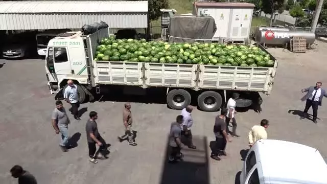Sanayicilerden örnek davranış... Çiftçinin elinde kalan ürünleri satın alıp işçilerine dağıttılar Sanayicilerden örnek davranış... Çiftçinin elinde kalan ürünleri satın alıp işçilerine dağıttılar
