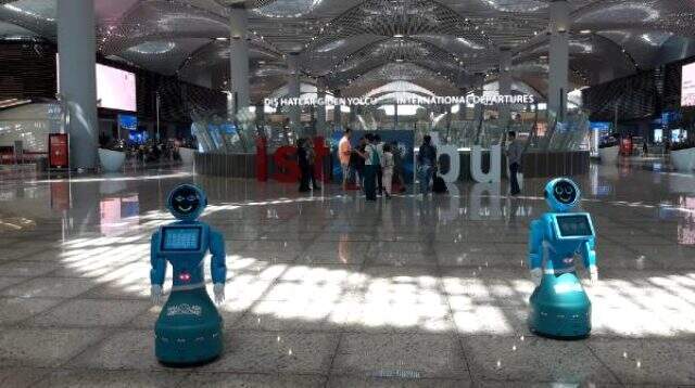 Türkiye'de bir ilk! İstanbul Havalimanı'nda iki robot görev başında