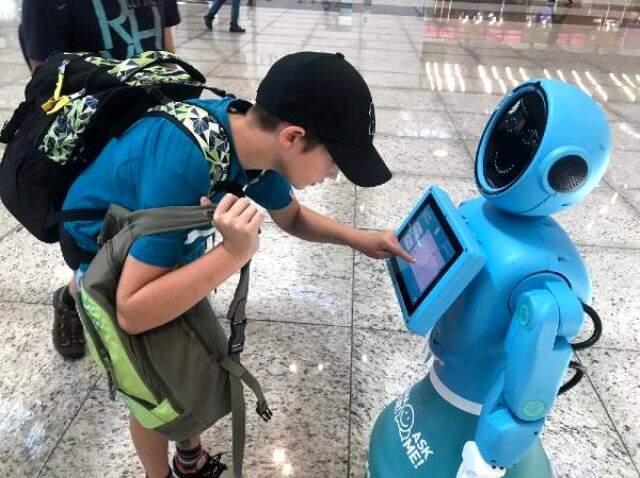 Türkiye'de bir ilk! İstanbul Havalimanı'nda iki robot görev başında
