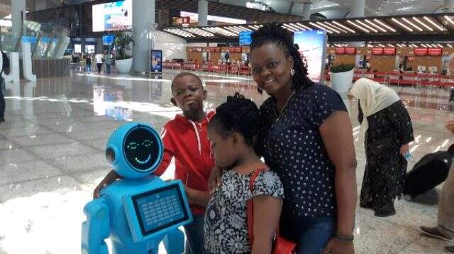 Türkiye'de bir ilk! İstanbul Havalimanı'nda iki robot görev başında