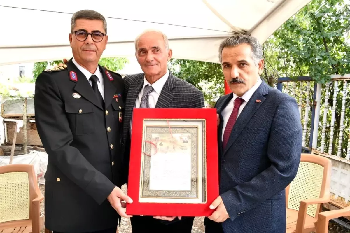 Vali Kaymak şehit binbaşının ailesine 'Şehadet Belgesi'ni teslim etti