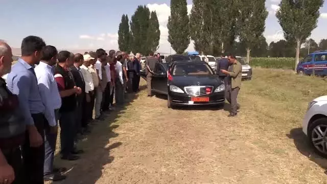 Vali Memiş biçerdöverle buğday hasadı yaptı Vali Memiş biçerdöverle buğday hasadı yaptı