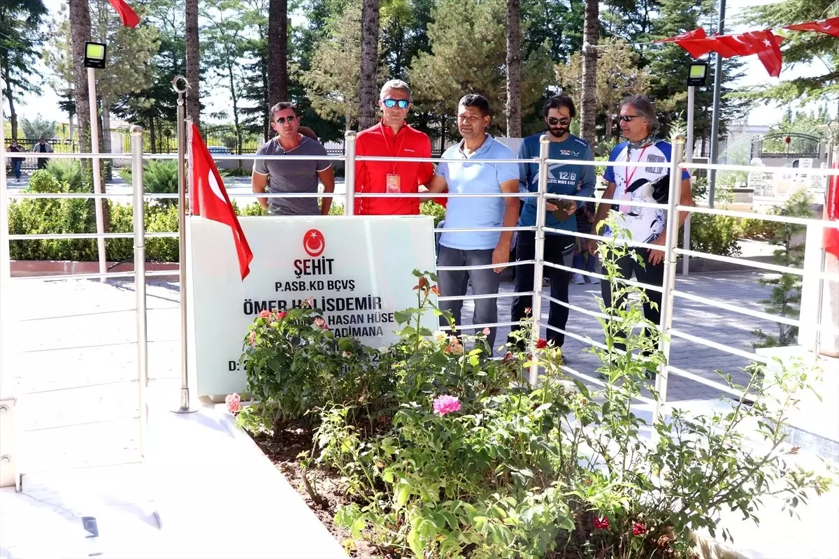 Yamaç paraşütçüleri şehit Ömer Haslidemir'in mezarını ziyaret etti