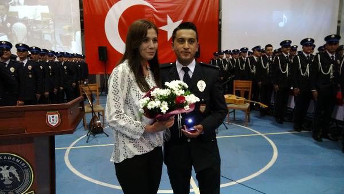 Yemin töreninde sürpriz evlilik teklifi