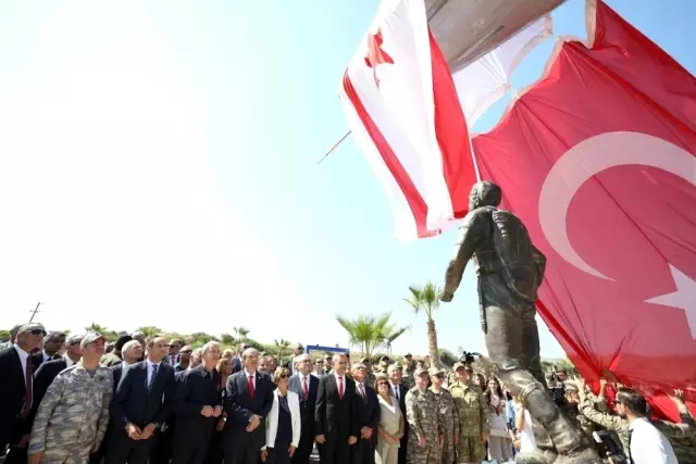 Yenilenen Şehit Pilot Yüzbaşı Cengiz Topel Anıtı törenle açıldı Yenilenen Şehit Pilot Yüzbaşı Cengiz Topel Anıtı törenle açıldı