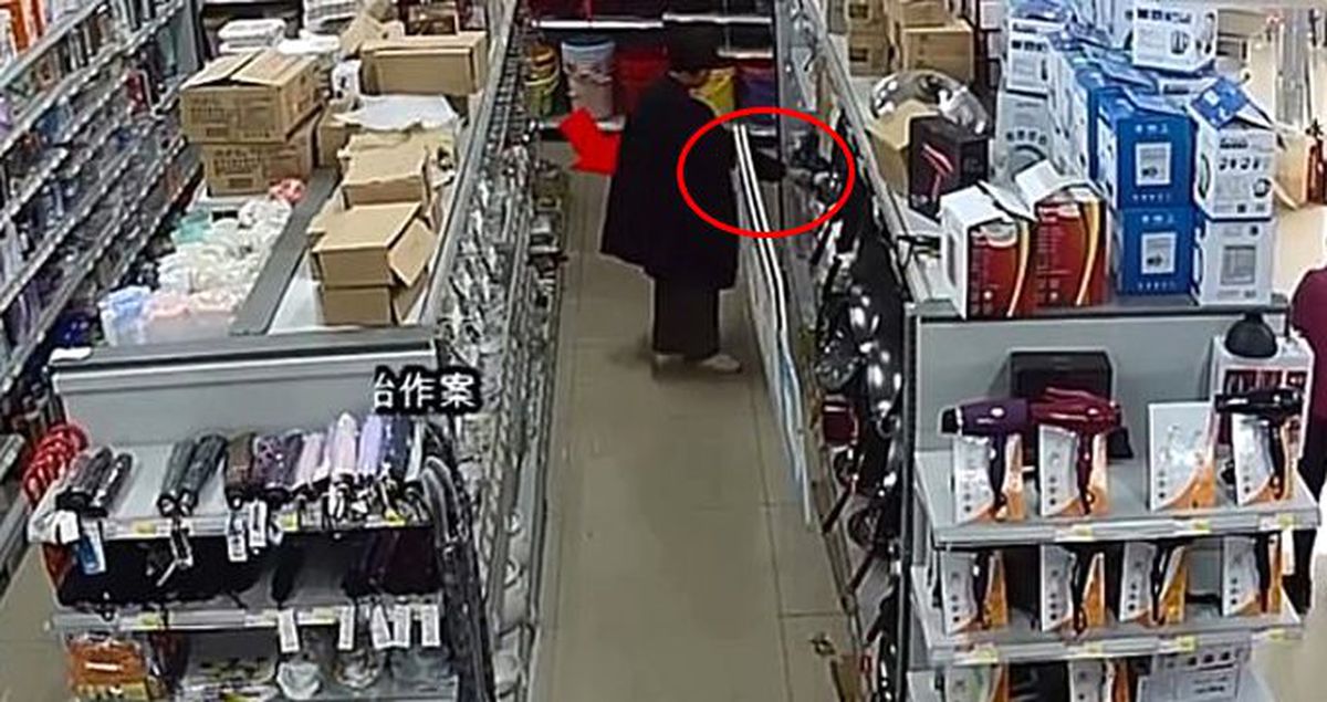 24 satırı iç çamaşırına saklayarak çalan kadın böyle görüntülendi