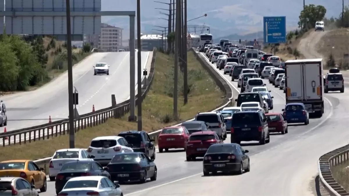 43 ilin geçiş noktasında trafik yoğunluğu devam ediyor