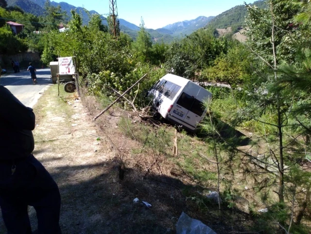 Adana'da iki kiŸinin ölümüne neden olan minibüs kaza yerinden kaldırıldı