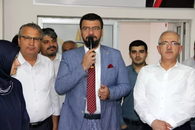 AK Parti Manisa Teşkilatında erken bayramlaşma AK Parti Manisa Teşkilatında erken bayramlaşma