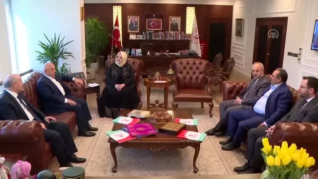 Bakan Zümrüt Selçuk, Mahmut Arslan başkanlığındaki Hak-İş heyetini makamında kabul etti Bakan Zümrüt Selçuk, Mahmut Arslan başkanlığındaki Hak-İş heyetini makamında kabul etti