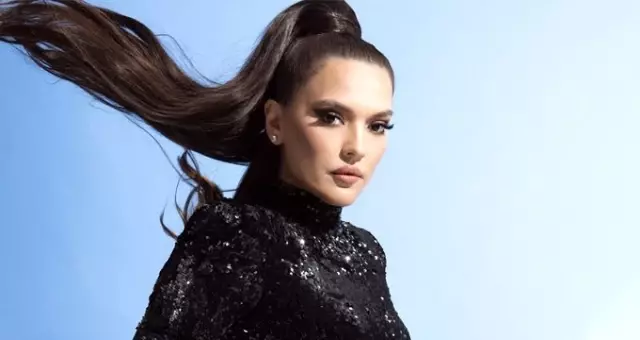 Demet Akalın, takma kirpikleriyle sosyal medyanın diline düştü