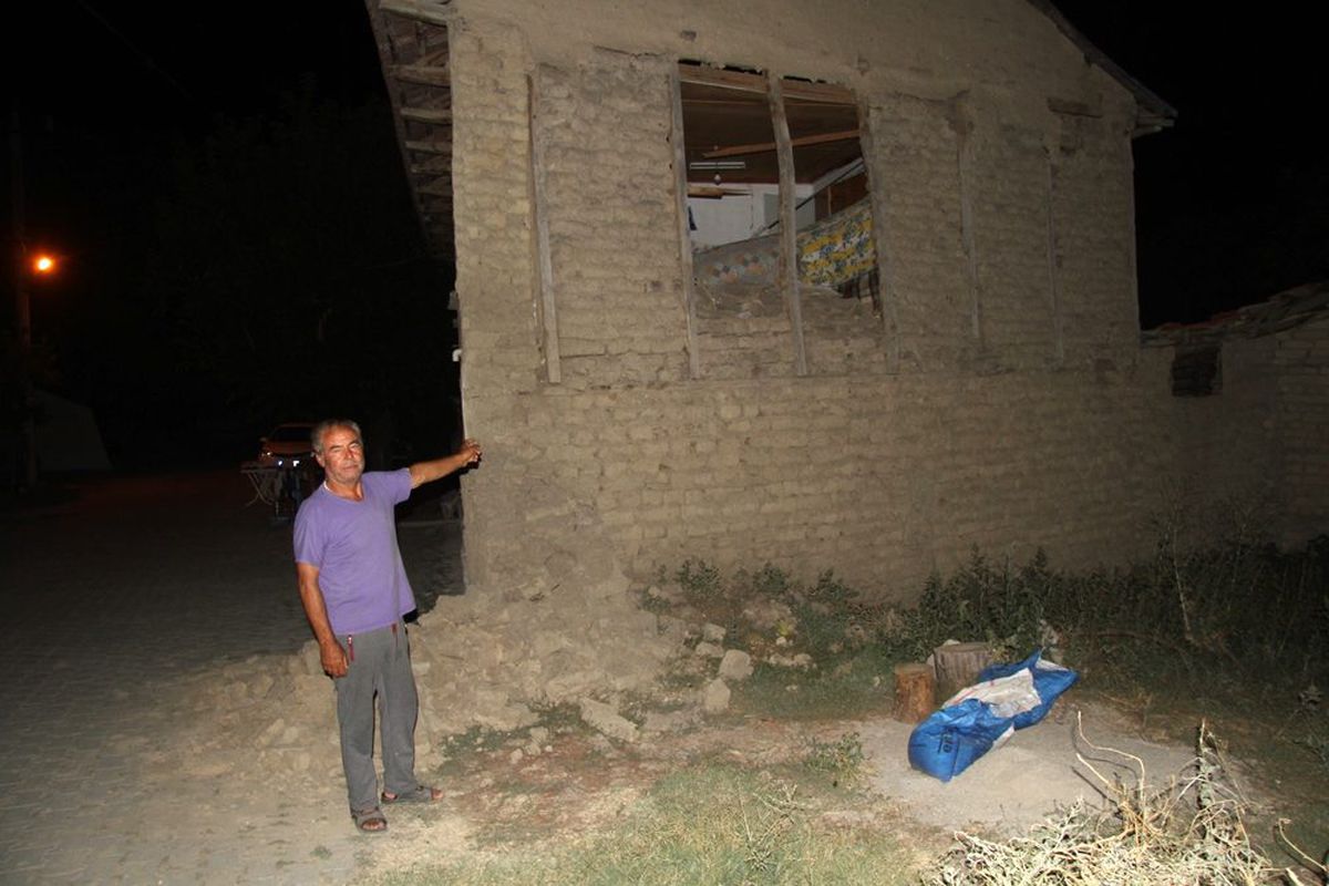 Depremin merkez üssü Tutluca'da depremzedelerin ilk gecesi