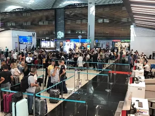 İstanbul Havalimanı'nda bayram yoğunluğu... Havayolu şirketleri ek seferler koydu İstanbul Havalimanı'nda bayram yoğunluğu... Havayolu şirketleri ek seferler koydu