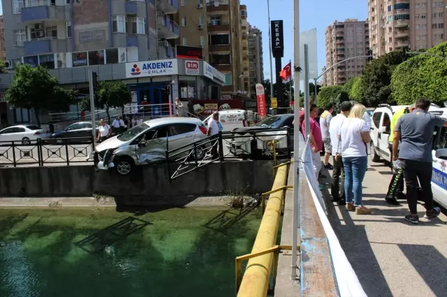 Kazada savrulan otomobilin sulama kanalına düşmesini korkuluk önledi Kazada savrulan otomobilin sulama kanalına düşmesini korkuluk önledi