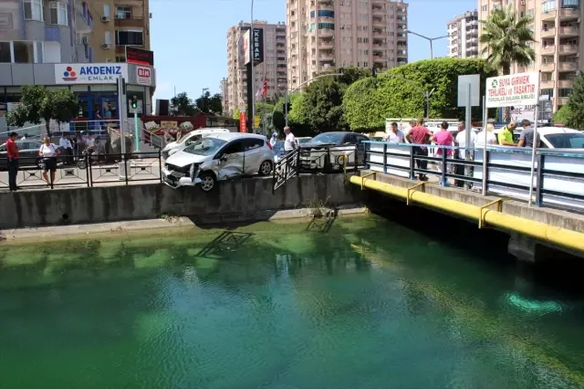 Kazada savrulan otomobilin sulama kanalına düşmesini korkuluk önledi Kazada savrulan otomobilin sulama kanalına düşmesini korkuluk önledi