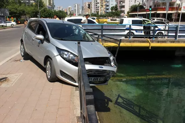 Kazada savrulan otomobilin sulama kanalına düşmesini korkuluk önledi Kazada savrulan otomobilin sulama kanalına düşmesini korkuluk önledi