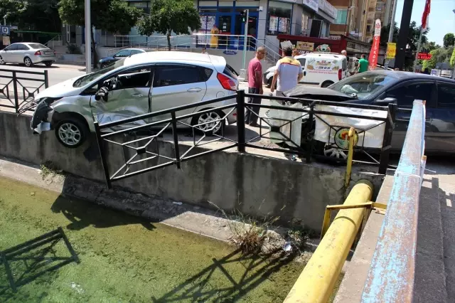 Kazada savrulan otomobilin sulama kanalına düşmesini korkuluk önledi Kazada savrulan otomobilin sulama kanalına düşmesini korkuluk önledi