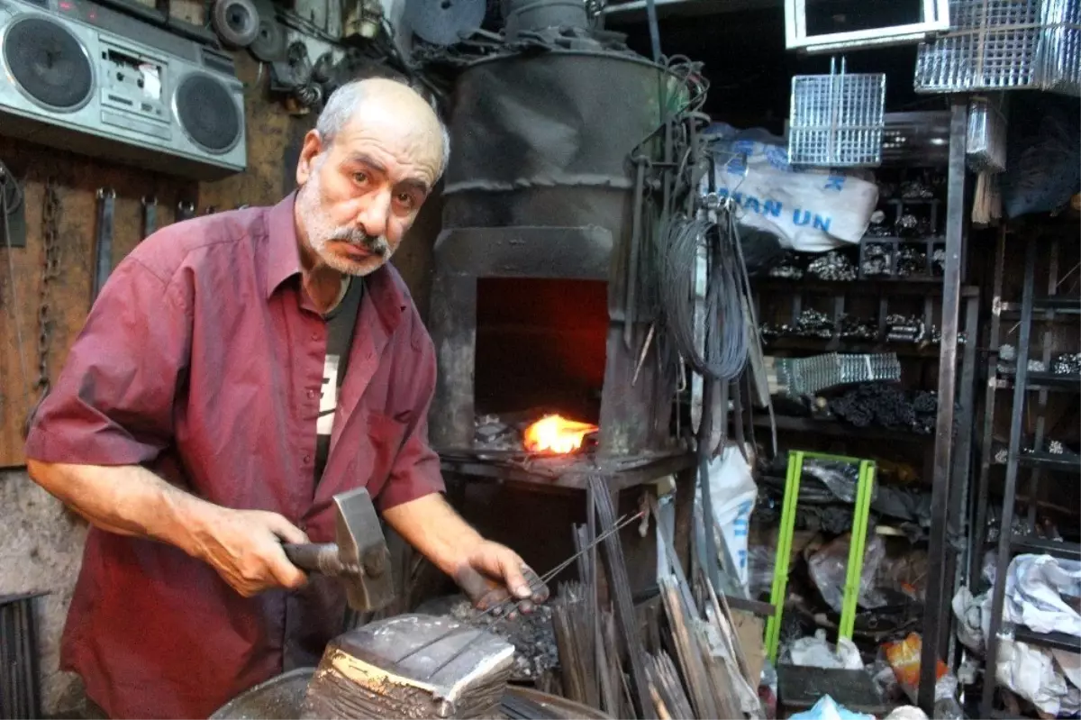 Kebap şişleri bayram için dövülüyor