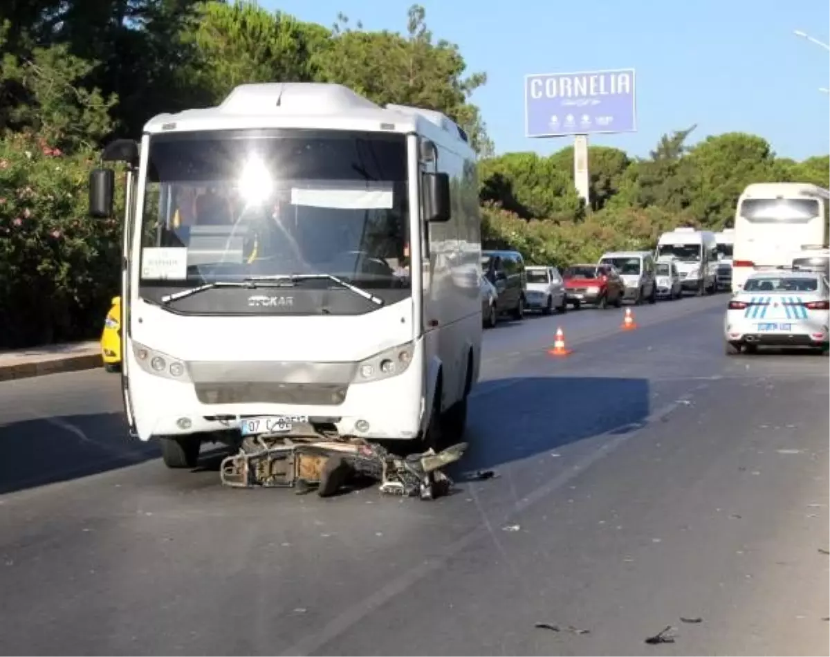 Midibüsle çarpışan motosikletin sürücüsü öldü