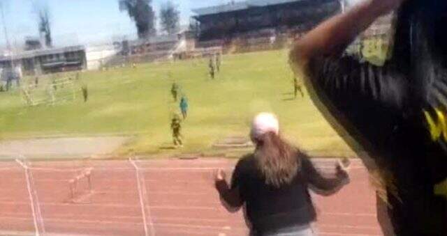 Peru'da taç kullanmak için saha kenarına giden küçük futbolcu drenaj çukuruna düştü