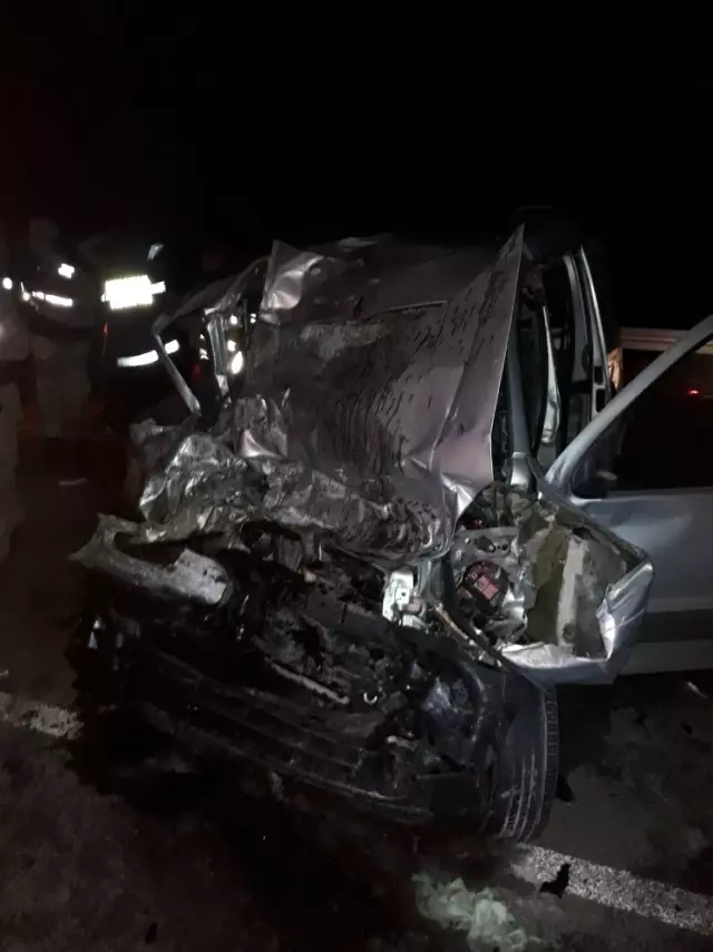 Tır ile hafif ticari araç kafa kafaya çarpıştı: 1 ölü 1 yaralı Tır ile hafif ticari araç kafa kafaya çarpıştı: 1 ölü 1 yaralı