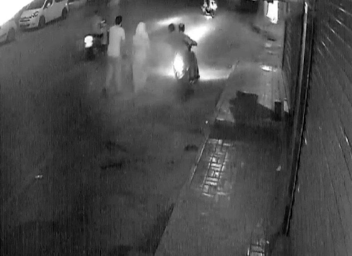Motosikletli iki kişi, bir kadın ve çocuğu adım adım takip edip kapkaç yaptı