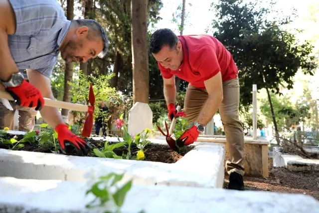 Başkan Yücel, şehit mezarlarını ziyaret etti Başkan Yücel, şehit mezarlarını ziyaret etti