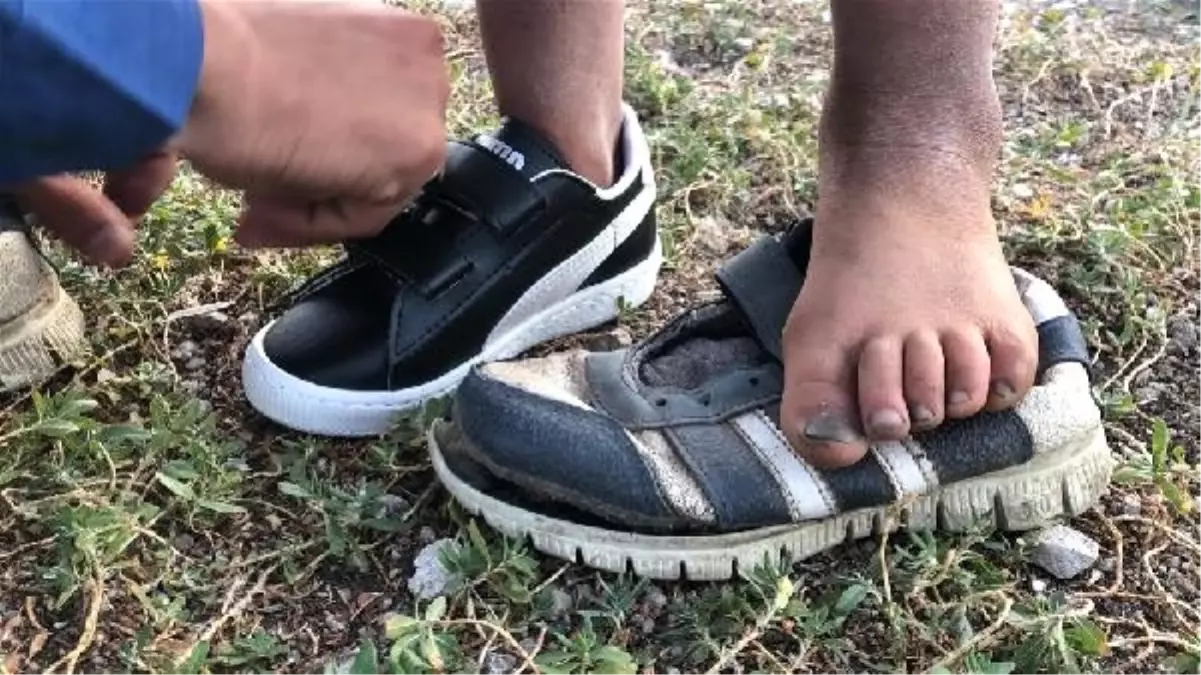 Köy çocuklarını ayakkabıyla sevindirdi