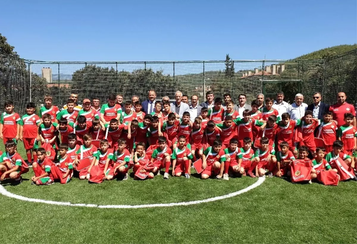 Orhaneli Belediyesi'nden yaz spor okulu öğrencilerine forma