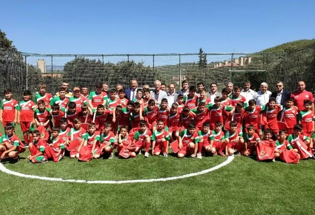 Orhaneli Belediyesi'nden yaz spor okulu öğrencilerine forma