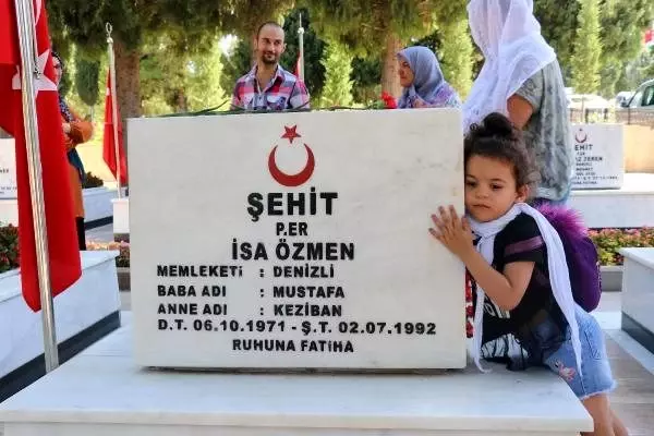 Şehit mezarına 'Melek dayıma geldim' diyerek sarıldı