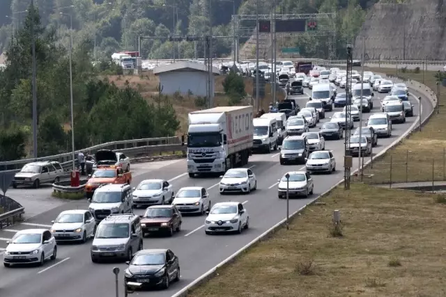 TEM Otoyolu Bolu Dağı'nda tatilciler uzun kuyruklar oluşturdu