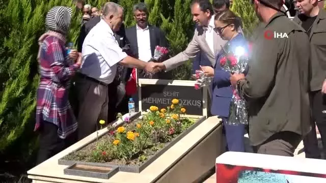 Vali Kocabıyık şehitlik, polis ve jandarmayı ziyaret etti Vali Kocabıyık şehitlik, polis ve jandarmayı ziyaret etti